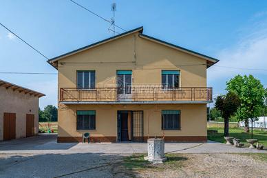 Casa indipendente con giardino