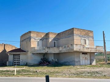 STABILE A 2 PIANI 230Mq a piano