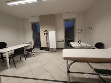 Ufficio di recente costruzione con box, zona Smia