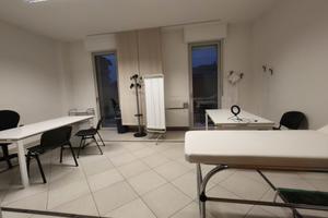 Ufficio di recente costruzione con box, zona Smia