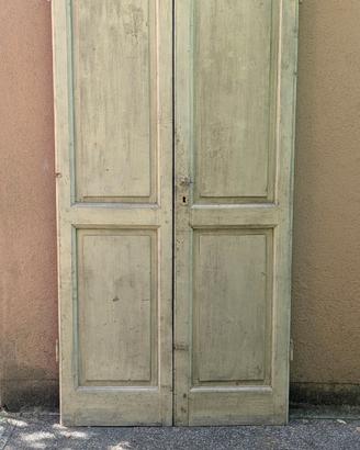 Porta antica a due battenti in legno