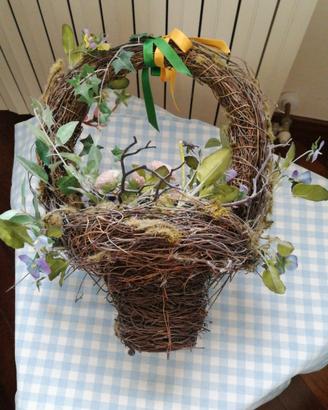 Cesto con manico decorato con fiori