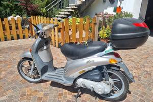 scooter con bauletto ed antifurto, gomme seminuove