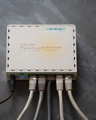 Router Gigatib Microtik RB750G3, hex, PoE, USB,SD