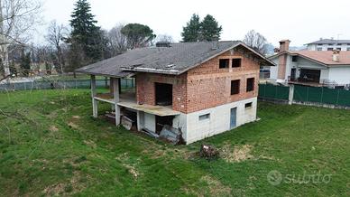 Fabbricato al grezzo con terreno di 1.500,00 mq