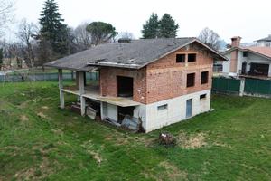 Fabbricato al grezzo con terreno di 1.500,00 mq