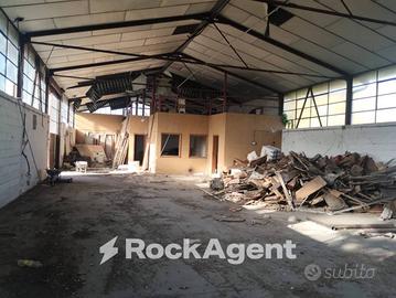 CAPANNONE INDUSTRIALE RECINTATO CON AMPIO SPAZIO E