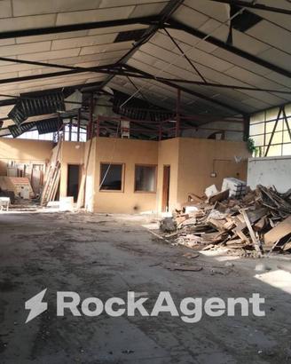 CAPANNONE INDUSTRIALE RECINTATO CON AMPIO SPAZIO E