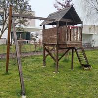 Casetta in legno con altalene