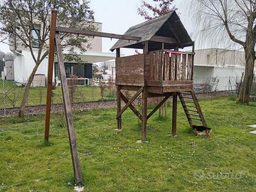 Casetta in legno con altalene