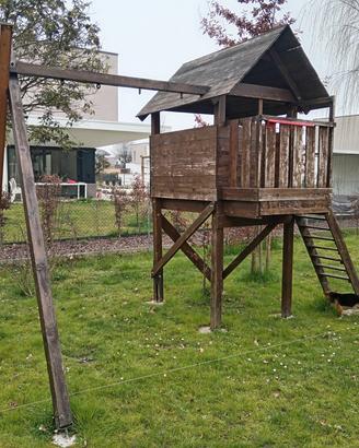 Casetta in legno con altalene