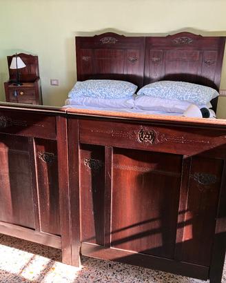 Letto matrimoniale testiera e pediera intagliate