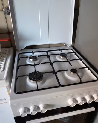 Cucina a gas con forno elettrico
