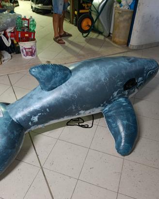 materasso gonfiabile a forma di balena 