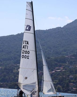 Catamarano Formula 18