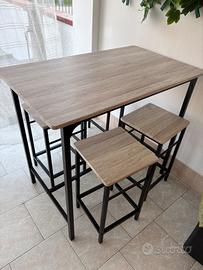 Tavolino con sgabelli