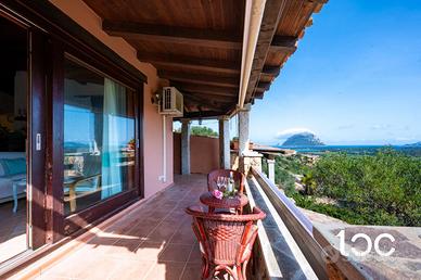 Elegante bifamiliare con vista sul mare e Tavolara