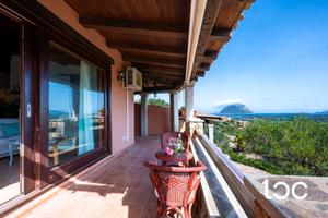 Elegante bifamiliare con vista sul mare e Tavolara