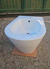 Sanitari Wc e Bidet filomuro di colore bianco