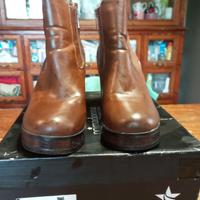 Stivaletti donna pelle marrone con tacco.