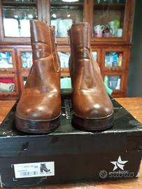 Stivaletti donna pelle marrone con tacco.