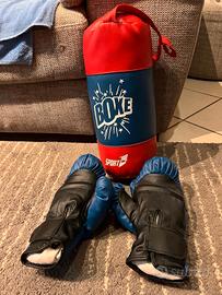 sacco da box con guantoni