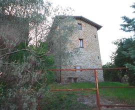 CASALE IN PIETRA E PORZIONE SULLE COLLINE DI ASSIS