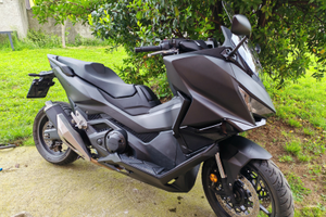 Honda forza 750 del 2025 con 3000 km