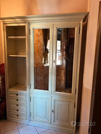 Mobile in legno massello con specchi