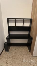 Scrivania con libreria