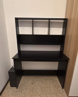 Scrivania con libreria