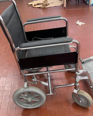Carrozzina per disabili/anziani/infortunati
