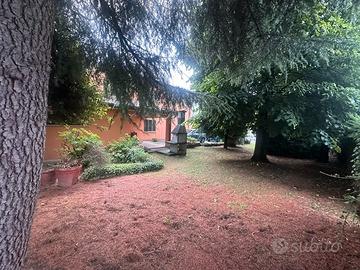 Porzione ampia bifamiliare con giardino