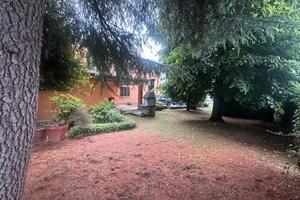 Porzione ampia bifamiliare con giardino