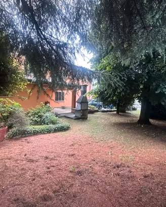 Porzione ampia bifamiliare con giardino