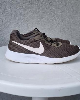 Sneakers Nike Tanjun Taglia 42.5 verde militare