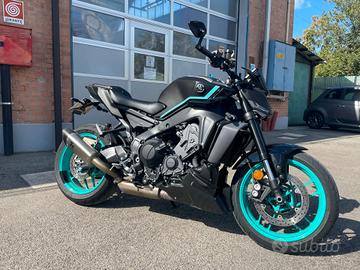 YAMAHA MT09 2024-SOLO 9.300 KM-AKRAPOVIC COMPLETO 