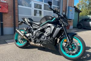YAMAHA MT09 2024-SOLO 9.300 KM-AKRAPOVIC COMPLETO 