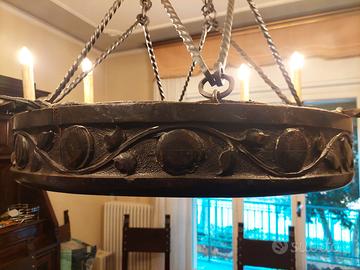 Lampadario vintage in metallo e legno