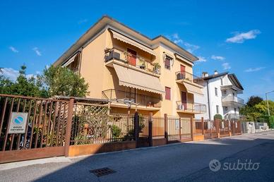 Appartamento di 120 m² con 4 locali e box auto a V