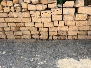 blocchetti in tufo