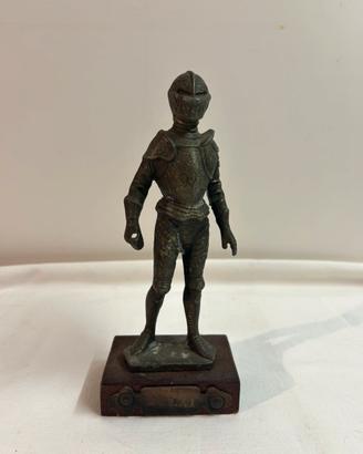 Statuetta guerriero medievale