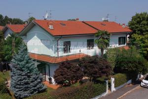 AMPIA PORZIONE DI VILLA BIFAMILIARE DI 4 LOCALI