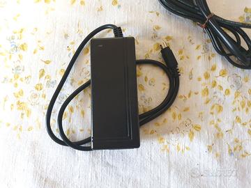 Caricabatteria universale Caricatore 12V 5V 2A