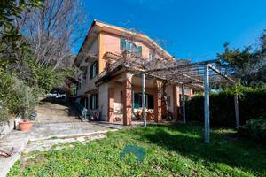 Poli: porzione di bifamiliare con giardino