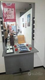 Postazione trucco con N*8 lampade.