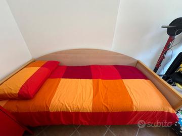 letto singolo in legno con rete