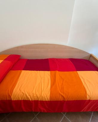 letto singolo in legno con rete