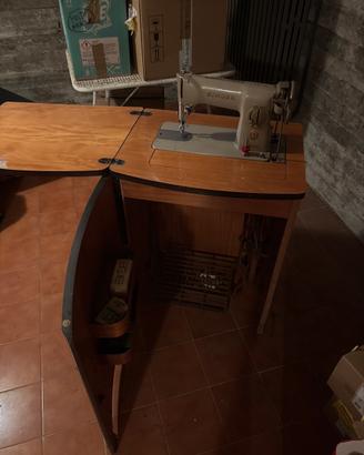 Macchina da cucire Singsr con mobile