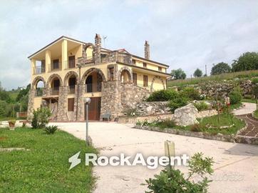 Villa di 330 m² con più di 5 locali e box auto a C